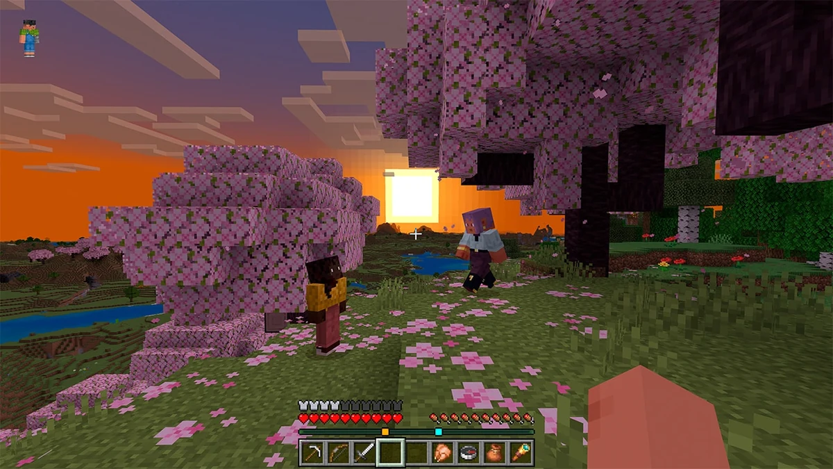 Two players ahead of the camera correspond to colored dots above the hotbar
